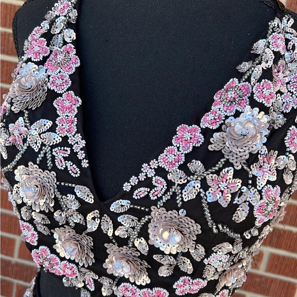 Black and Flowered Primavera size 2 - Picture 3 of 3